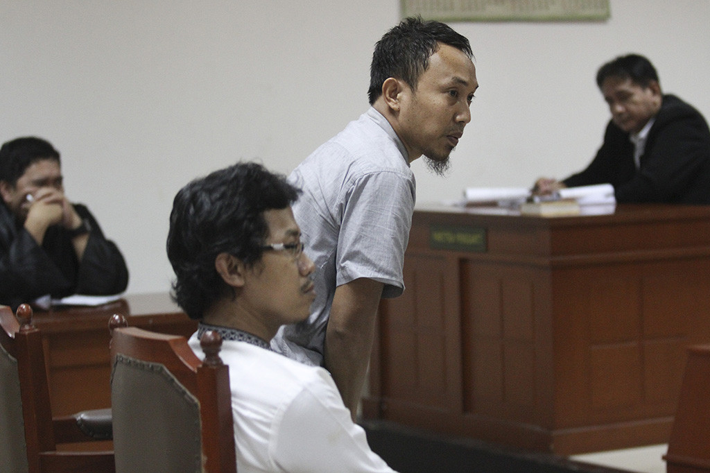 Terdakwa kasus bom Kampung Melayu, Rohim (kedua kanan) dan Agus Suryana (kedua kiri), menjalani sidang pembacaan putusan di Pengadilan Negeri Jakarta Timur, Jakarta.