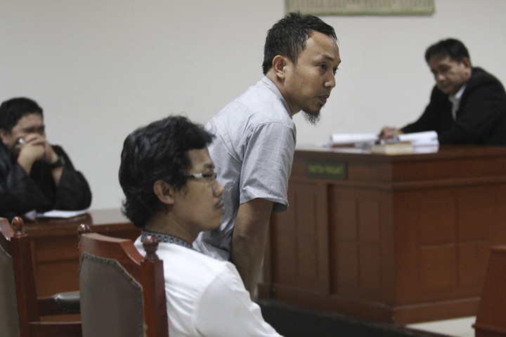 Terdakwa kasus bom Kampung Melayu, Rohim (kedua kanan) dan Agus Suryana (kedua kiri), menjalani sidang pembacaan putusan di Pengadilan Negeri Jakarta Timur, Jakarta.