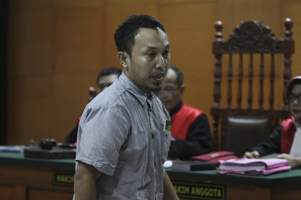 Keduanya terbukti melanggar Pasal 13 huruf C UU 15 Tahun 2003 tentang Pemberantasan Tindak Pidana Terorisme.