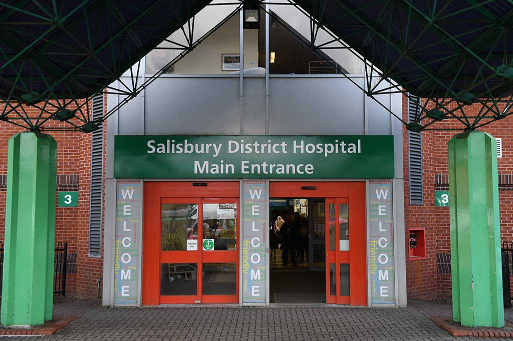 Skripal dan putrinya kini dalam kondisi kritis. Keduanya kini mendapat perawatan intensif di RS Salisbury.