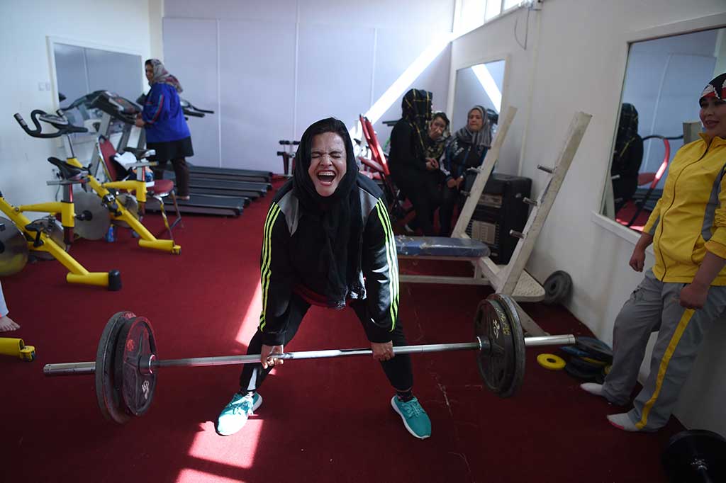 Perempuan berusia 40 tahun itu mulai melakukan olahraga powerlifting beberapa tahun yang lalu untuk membantu menurunkan berat badannya. Sebab, bobot tubuhnya semula ialah 120 kg dan dia harus menyembunyikan tubuh besarnya di balik burqa. Sekarang bobotnya telah turun menjadi 82 kg, dan terlihat lebih bugar dari sebelumnya. 