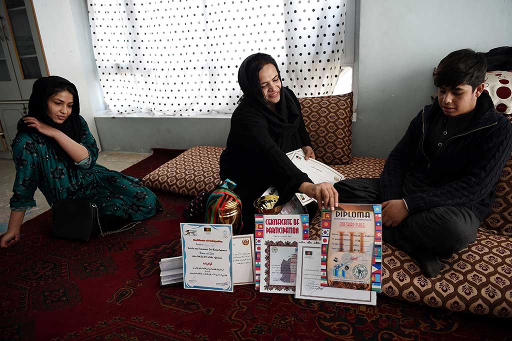 Kemampuan Parhiz untuk mengangkat beban 100 kg telah membawa ibu tiga anak itu memperoleh piala dan medali dari kompetisi lokal dan regional.