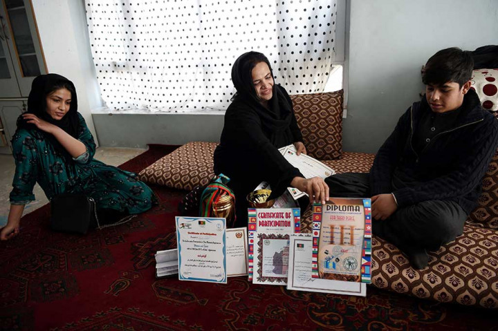 Kemampuan Parhiz untuk mengangkat beban 100 kg telah membawa ibu tiga anak itu memperoleh piala dan medali dari kompetisi lokal dan regional.