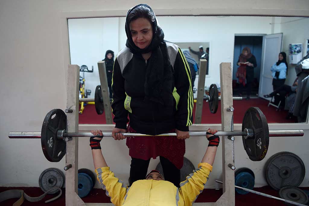 Komite Olimpiade Afghanistan memulai federasi tujuh tahun yang lalu, namun harus berjuang keras untuk menarik perempuan yang sering berkecil hati untuk berolahraga dengan alasan melindungi kebajikan mereka. Powerlifting adalah cabang angkat beban (weightlifting) dengan menggunakan teknik jongkok, bench press dan deadlift, namun tanpa gerakan yang mengangkat beban secara vertikal.