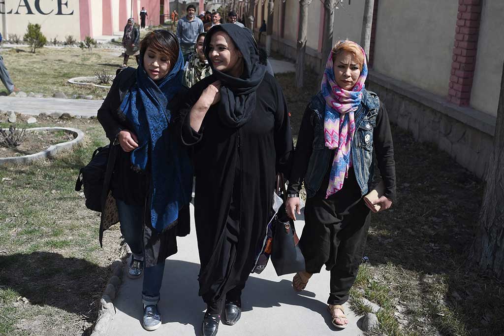 Agar mereka termotivasi, Shahpor mendorong wanita untuk ikut serta dalam kompetisi meskipun masing-masing hanya menerima 1.000 afghanis (kurang dari Rp206 ribu) setiap bulan, hampir tidak cukup untuk menutupi biaya transportasi. 