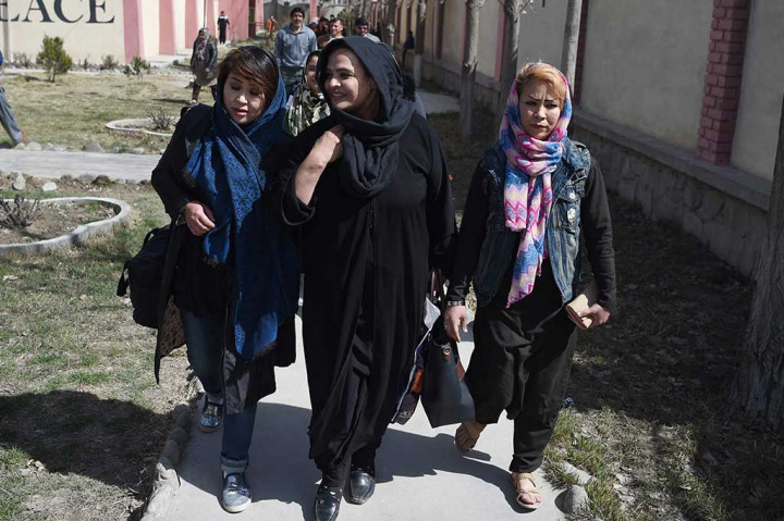 Agar mereka termotivasi, Shahpor mendorong wanita untuk ikut serta dalam kompetisi meskipun masing-masing hanya menerima 1.000 afghanis (kurang dari Rp206 ribu) setiap bulan, hampir tidak cukup untuk menutupi biaya transportasi. 