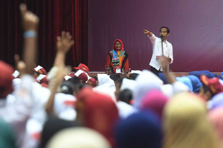 Presiden mengajukan pertanyaan kepada siswa saat penyerahan KIP dan PKH di Gresik. Penerima KIP di Jawa Timur sebanyak 2,19 juta siswa, di Kabupaten Gresik penerima KIP adalah 36,1 ribu siswa dan peserta yang hadir di GOR Tri Dharma adalah 1.070 siswa.