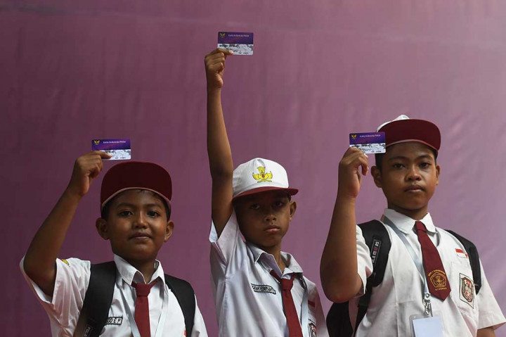 Siswa SD menunjukkan KIP yang mereka terima. 