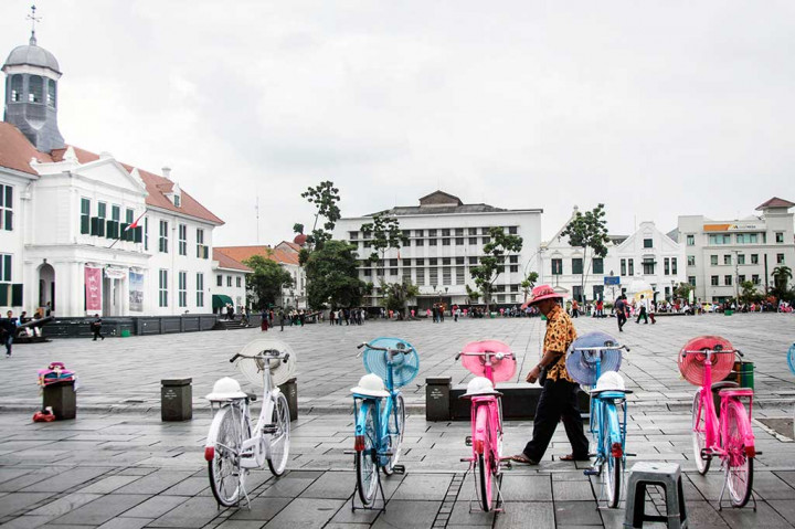 Warga beraktivitas di taman Fatahillah, kawasan Kota Tua, Jakarta, Kamis, 8 Maret 2018. Wagub DKI Jakarta Sandiaga Salahuddin Uno mengatakan program penataan Kota Tua akan dibagi dalam tiga tahap, yakni awal, menengah, dan akhir.