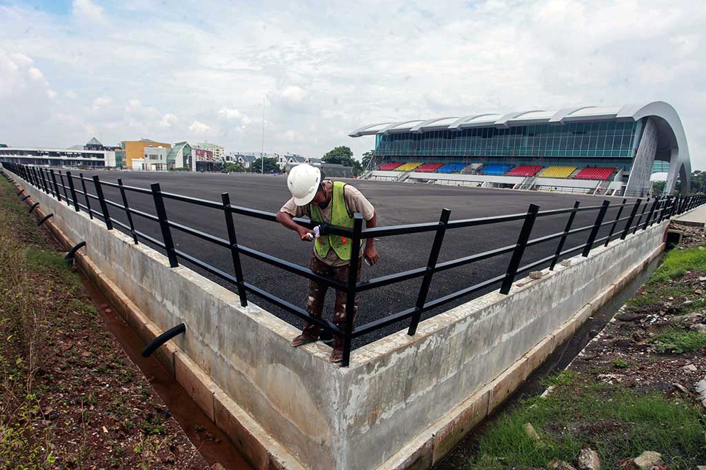 Pekerja menyelesaikan pembangunan arena pacuan kuda atau equestrian di Jakarta Internasional Equestrian Park Pulomas (JIEPP), Pulomas, Jakarta, Kamis, 8 Maret 2018.