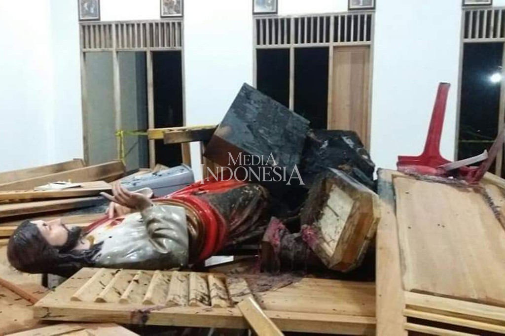 Rumah ibadah atau Kapel yang ada di Ogan Ilir, Sumatera Selatan, dirusak orang tak dikenal. Sampai saat ini belum diketahui motif dan siap yang melakukan perusakan rumah ibadah itu.