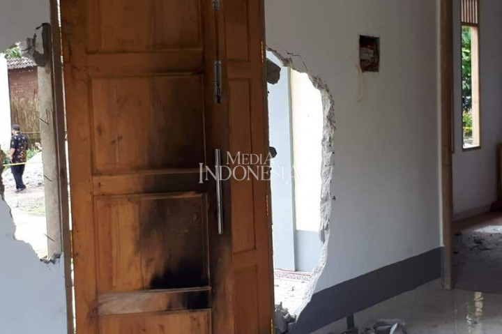 Dinding bagian pintu depan rumah ibadah itu terlihat sudah hancur. Begitu juga dengan kursi yang ada di dalam, terlihat sudah berserakan.
