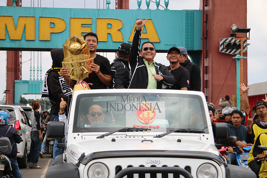 Presiden Sriwijaya FC Dodi Reza Alex Noerdin (kedua kiri) bersama Manajer Sriwijaya FC Ucok Hidayat (ketiga kiri) Pelatih Kepala Sriwijaya FC Rahmad Darmawan (keempat kiri) dan Pemain SFC Hamka Hamzah (kiri) berada diatas mobil saat arak-arakan kemenangan Sriwijaya FC di Palembang, Sumatera Selatan. MI/Dwi Apriani
