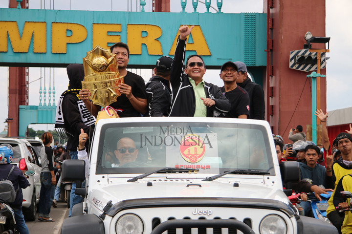 Presiden Sriwijaya FC Dodi Reza Alex Noerdin (kedua kiri) bersama Manajer Sriwijaya FC Ucok Hidayat (ketiga kiri) Pelatih Kepala Sriwijaya FC Rahmad Darmawan (keempat kiri) dan Pemain SFC Hamka Hamzah (kiri) berada diatas mobil saat arak-arakan kemenangan Sriwijaya FC di Palembang, Sumatera Selatan. MI/Dwi Apriani