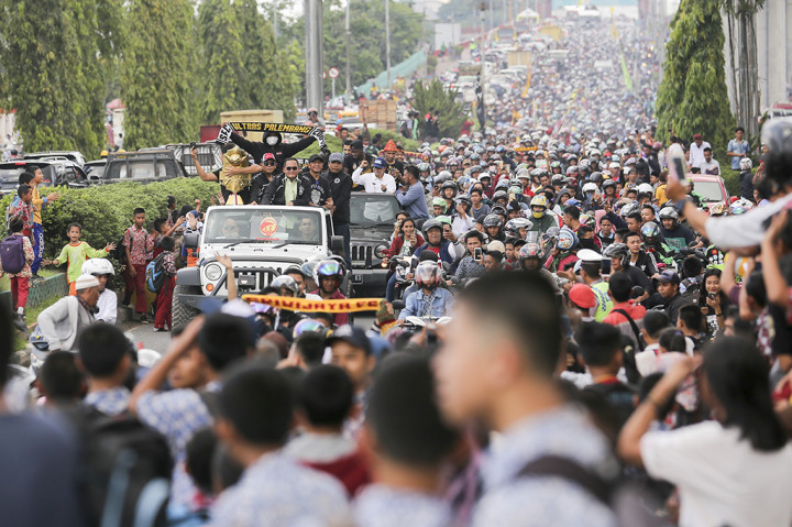 Suporter bersama para pemain dan offisial Sriwijaya FC melakukan arak-arakan selain untuk merayakan kemenangan sekaligus membawa piala Gubernur Kaltim ke Stadion Gelora Sriwijaya Jakabaring (GSJ) Palembang, untuk diserahkan langsung kepada Managemen Sriwijaya FC. ANTARA/Nova Wahyudi
