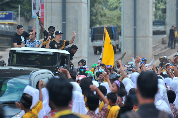 Sejumlah pemain Sriwijaya FC menyapa para pendukung dari atas mobil saat pawai kemenangan Sriwijaya FC di Kota Palembang. ANTARA/Feny Selly