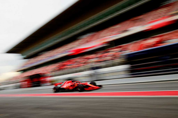 Pembalap Ferrari asal Jeman Sebastian Vettel memacu kendaraannya saat tes pramusim Formula 1 di Sirkuit Katalunya, Kamis, 8 Maret 2018.
Vettel mencatatkan waktu putaran tercepat dengan 1 menit 17,182 detik, yang diukir dengan menggunakan ban-ban 'hypersoft' yang baru.