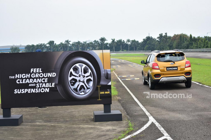 Meski tinggi, Datsun Cross punya pengendalian yang stabil.