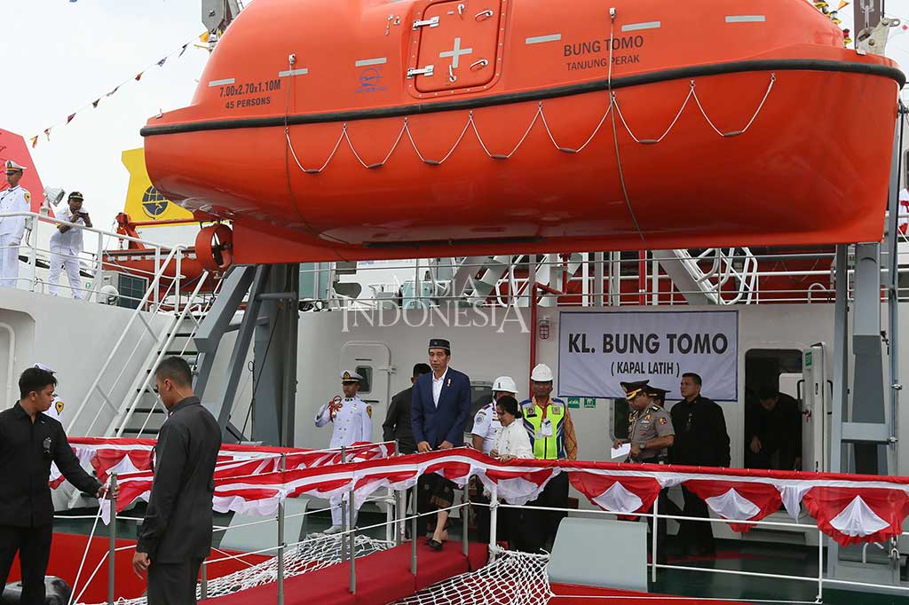 Presiden Joko Widodo bersama Ibu Iriana meninjau kapal latih Bung Tomo saat meresmikan pelabuhan JIIPE.