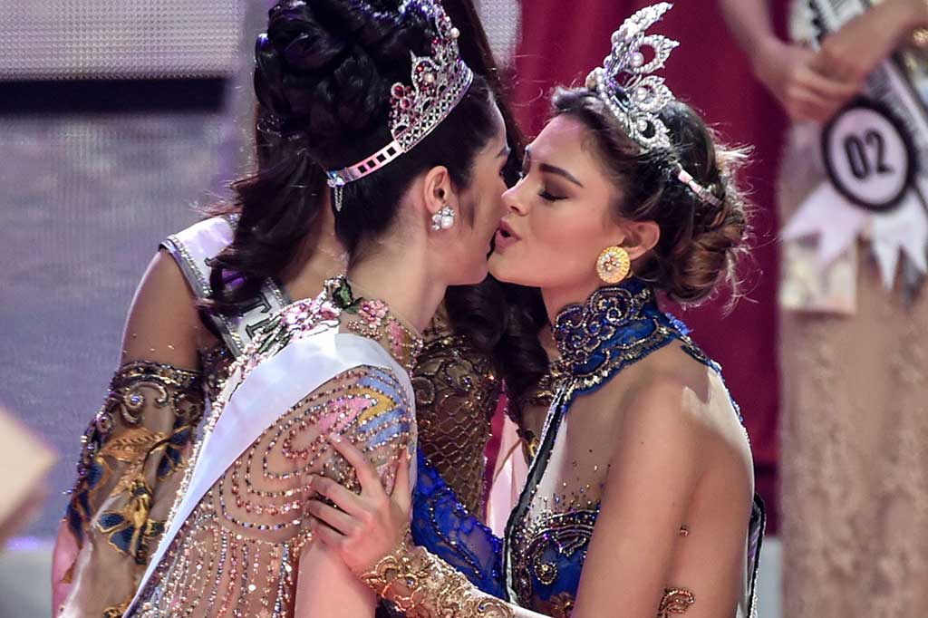 Miss Universe 2017 Demi Leigh Nel Peters memberi ucapan selamat kepada Sonia Fergina Citra. AFP/Bay Ismoyo