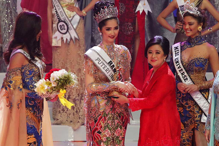 Menko PMK Puan Maharani menyerahkan piala kepada Putri Indonesia 2018 Sonia Fergina Citra disaksikan oleh Putri Indonesia 2017 Bunga Jelita Ibrani (kiri) dan Miss Universe 2017 Demi-Leigh Nel-Peters. ANTARA/Rivan Awal Lingga.