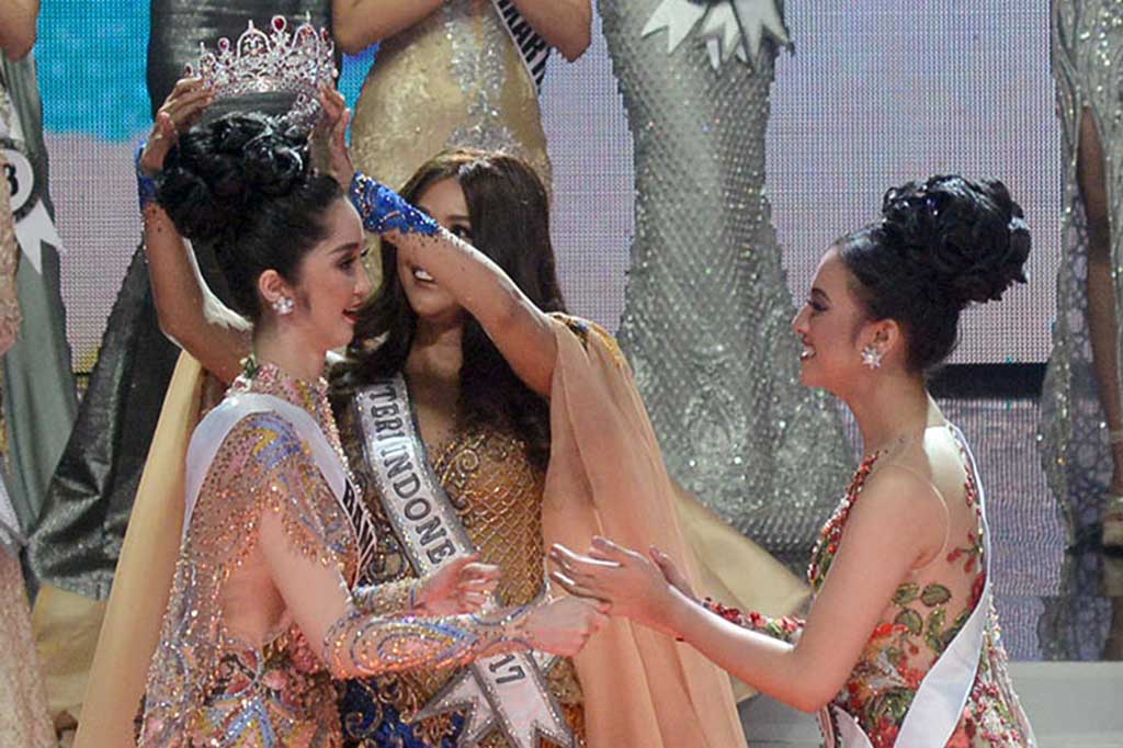 Putri Indonesia 2017 Bunga Jelitha Ibrani menyematkan mahkota kepada  Sonia Fergina Citra yang dinobatkan sebagai Putri Indonesia 2018. MI/Susanto