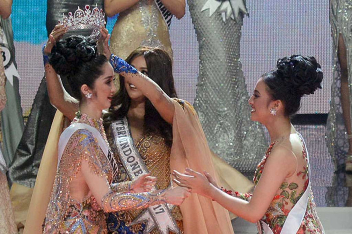 Putri Indonesia 2017 Bunga Jelitha Ibrani menyematkan mahkota kepada  Sonia Fergina Citra yang dinobatkan sebagai Putri Indonesia 2018. MI/Susanto