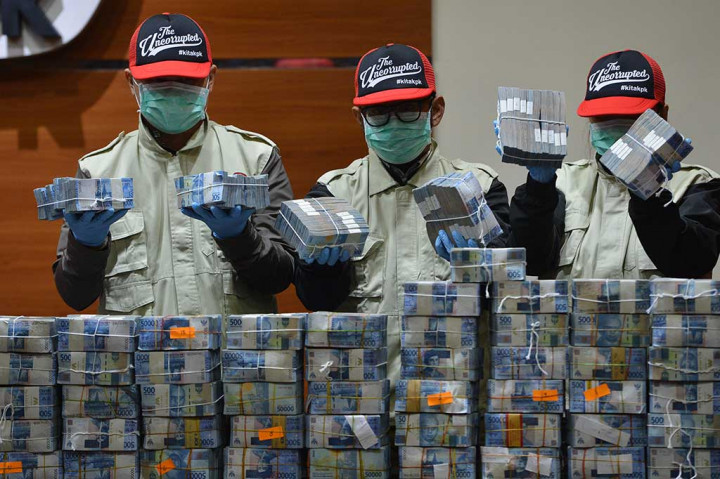 KPK mengamankan uang pecahan Rp50 ribu senilai total Rp2.789.300.000 yang diduga akan diberikan kepada Wali Kota Kendari Adriatma Dwi Putra. Uang tersebut ditemukan pada Rabu, 7 Maret 2018 di kamar seseorang berinisial I, teman dekat Adriatma. 