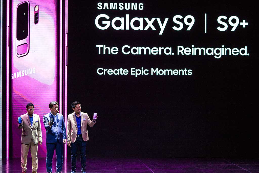 Presiden Direktur Samsung Electronic Indonesia Jae Hoon Kwon (tengah), IM Marketing Director Jo Semidang (kanan) dan Head of Product Marketing, IT & Mobile Denny Galant menunjukkan produk Galaxy S9 dan S9+ saat peluncuran di Jakarta, Jumat, 9 Maret 2018.