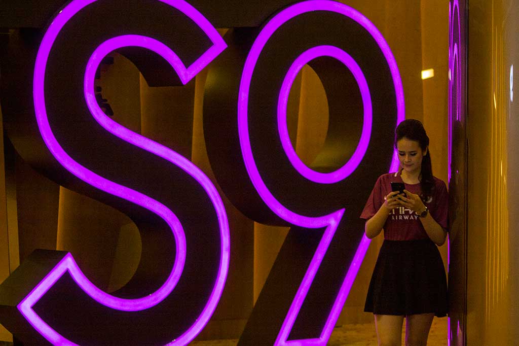 Galaxy S9 dibanderol Rp11,5 juta, sementara Galaxy S9+ dijual Rp12,5 juta (memori 64GB) dan Rp14,5 juta dengan (memori 256GB), dengan mengusung fitur 'super slow motion' yang menghasilkan video 960 frame per detik serta emoji AR. 