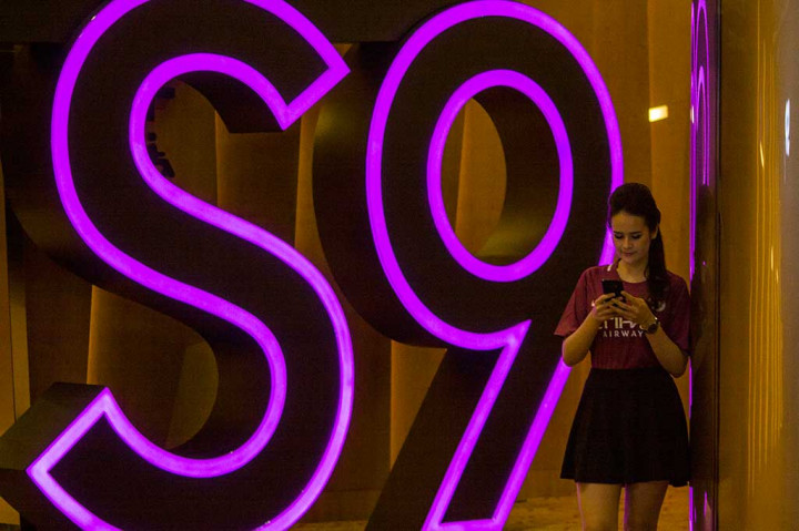 Galaxy S9 dibanderol Rp11,5 juta, sementara Galaxy S9+ dijual Rp12,5 juta (memori 64GB) dan Rp14,5 juta dengan (memori 256GB), dengan mengusung fitur 'super slow motion' yang menghasilkan video 960 frame per detik serta emoji AR. 