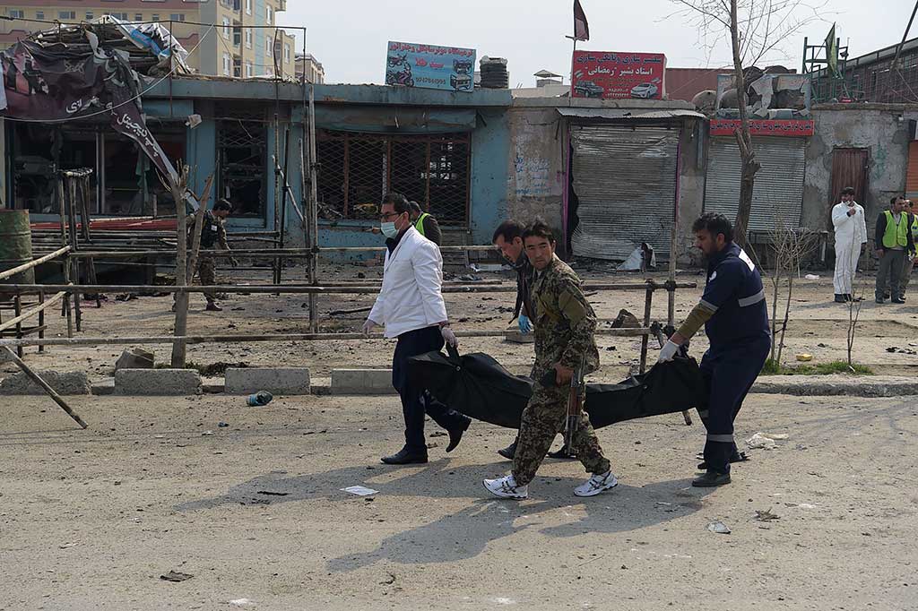 Petugas mengevakuasi korban tewas akibat serangan bom bunuh diri di wilayah Syiah di Kabul, Jumat, 9 Maret 2018.