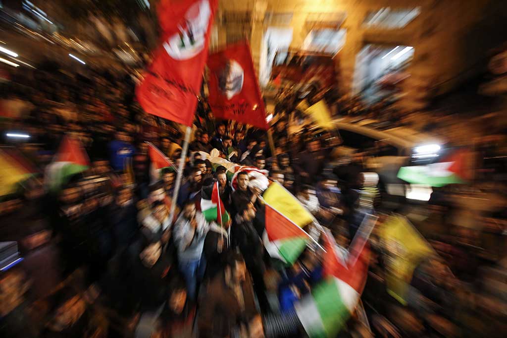 Ribuan pelayat mengantar kepergian Mohammed al-Jabari, 24, ke peristirahatan terakhir, saat prosesi pemakaman di Kota Hebron, Tepi Barat, Jumat, 9 Maret 2018.