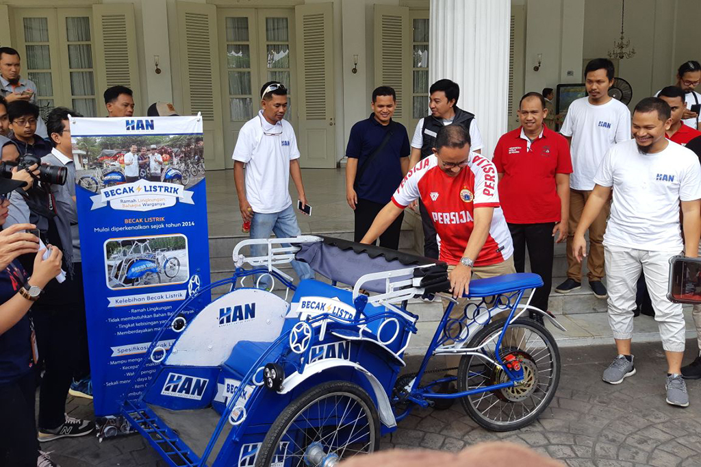 Gubernur DKI Jakarta Anies Baswedan, menyambut baik sumbangan satu unit Prototype Becak Listrik yang diberikan oleh Wakil Ketua Umum Partai Amanat Nasional (PAN) Ahmad Hanafi Rais, di Balai Kota DKI Jakarta, Jakarta Pusat.