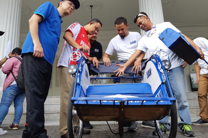 Prototype becak listrik buah tangan anak bangsa itu disumbangkan sebagai bentuk dukungan Hanafi Rais terhadap Gubernur  Anies Baswedan yang akan mengeluarkan izin beroperasinya kembali Becak di Ibu Kota.