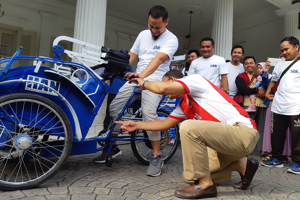 Sepintas, tampilan becak yang milik Hanafi tidak berbeda dengan becak kebanyakan. Bedanya, becak buatan Hanafi dilengkapi dinamo 48v yang berada di bawah tempat duduk penumpang. 