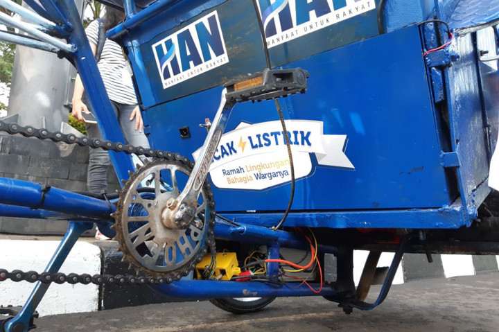 Selain bisa dikendarai dengan cara di-gas, becak ini juga bisa di-goes layaknya becak pada umumnya.