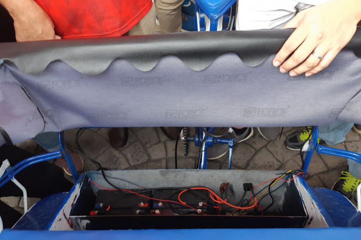 Pengisian daya baterai sebesar 1.000 watt pun lebih cepat yakni hanya membutuhkan waktu sekitar 3 jam. Diklaim ramah lingkungan, ia mengatakan becaknya dibekali rem hidrolik dan mampu melaju dengan kecepatan hingga 25 km/ jam.