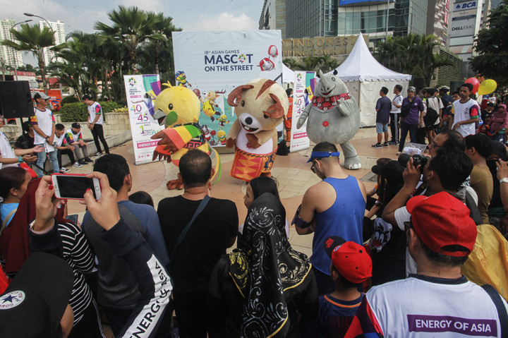 Maskot Asian Games 2018 Bhin-Bhin (kiri), Atung (tengah) dan Kaka (Kanan) menyapa masyarakat saat hari bebas kendaraan bermotor di kawasan Bundaran HI, Jakarta. ANTARA/Muhammad Adimaja