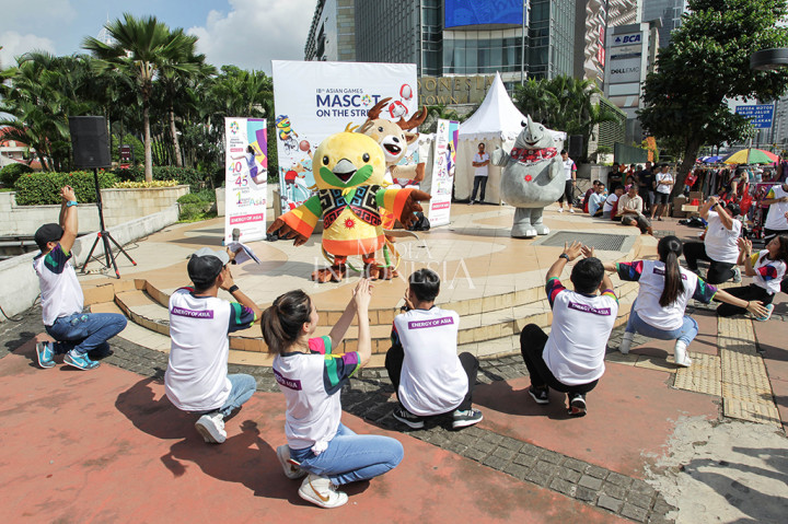 Warga antusias menyaksikan sosialisasi gerak dan lagu dari maskot Asian Games 2018 saat hari bebas kendaraan bermotor di kawasan Jalan Sudirman, Jakarta. MI/Pius Erlangga