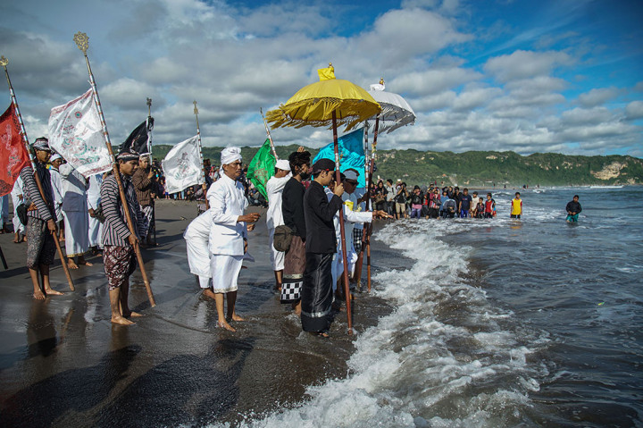 Pemuka umat Hindu melakukan prosesi mendak tirta atau mengambil air suci saat upacara Melasti di Pantai Parangkusumo, Bantul, DI Yogyakarta. Pada 2-4 hari sebelum Nyepi, masyarakat menyucikan diri dan perangkat peribadahan di pura melalui Upacara Melasti. ANTARA/Hendra Nurdiyansyah