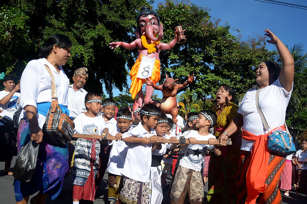Sejumlah anak-anak mengarak ogoh-ogoh atau boneka raksasa dalam rangkaian parade menyambut Hari Raya Nyepi di Taman Kota Lumintang, Denpasar. Pada satu hari sebelum Nyepi, dilakukan ritual Buta Yadnya (Bhuta Yajna). Dalam rangkaian Buta Yadnya, terdapat tradisi pawai ogoh-ogoh yang membuat jadi festival tahunan yang semarak dan menjadi daya tarik pariwisata. ANTARA/Wira Suryantala