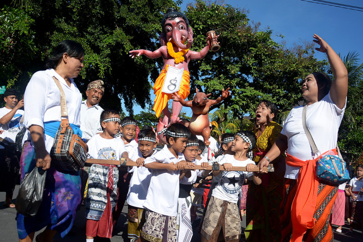 Sejumlah anak-anak mengarak ogoh-ogoh atau boneka raksasa dalam rangkaian parade menyambut Hari Raya Nyepi di Taman Kota Lumintang, Denpasar. Pada satu hari sebelum Nyepi, dilakukan ritual Buta Yadnya (Bhuta Yajna). Dalam rangkaian Buta Yadnya, terdapat tradisi pawai ogoh-ogoh yang membuat jadi festival tahunan yang semarak dan menjadi daya tarik pariwisata. ANTARA/Wira Suryantala