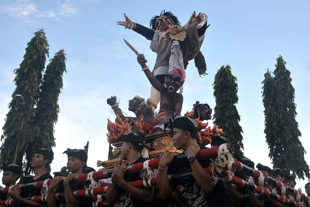 Pemuda mengarak Ogoh-Ogoh atau boneka raksasa yang melambangkan sifat buruk saat Festival Ogoh-Ogoh di Semarapura, Klungkung, Bali.  ANTARA/Fikri Yusuf
