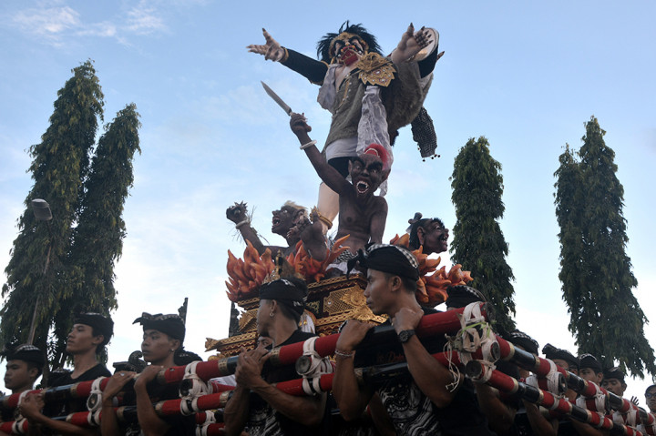 Pemuda mengarak Ogoh-Ogoh atau boneka raksasa yang melambangkan sifat buruk saat Festival Ogoh-Ogoh di Semarapura, Klungkung, Bali.  ANTARA/Fikri Yusuf