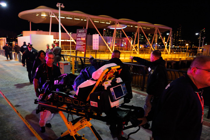 Ada enam orang, termasuk sang pilot, yang berada di dalam helikopter itu saat insiden terjadi. 