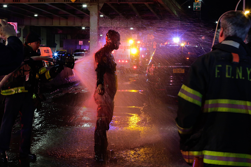 Para penyelam bergegas ke lokasi untuk menyelamatkan para penumpang. Nahas, dua orang di antaranya dinyatakan tewas di lokasi kejadian. 
