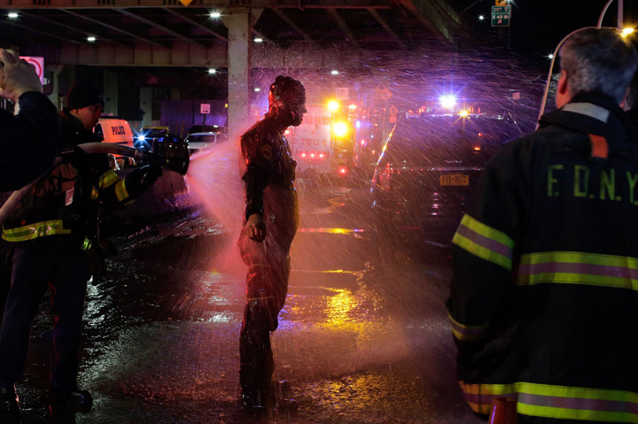 Para penyelam bergegas ke lokasi untuk menyelamatkan para penumpang. Nahas, dua orang di antaranya dinyatakan tewas di lokasi kejadian. 

