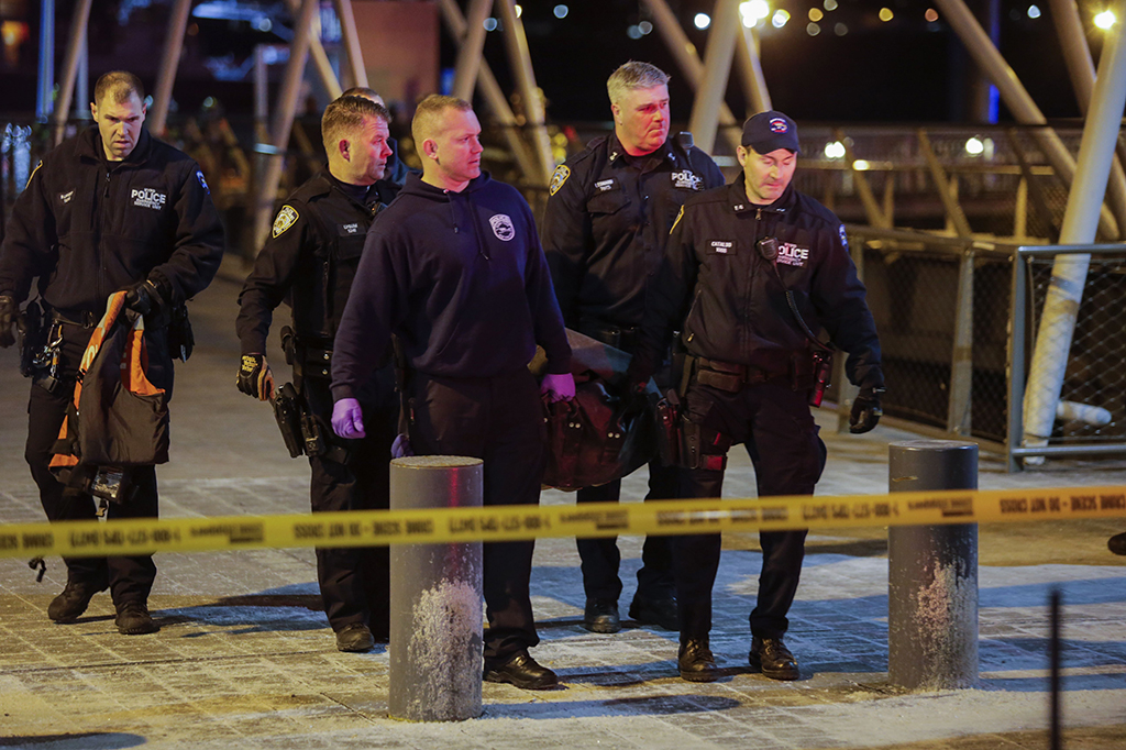 Penyebab jatuhnya helikopter ini belum diketahui pasti. Namun media lokal mengindikasikan sang pilot sempat mengirim sinyal bahaya yang menyebut ada masalah mesin sesaat sebelum helikopter jatuh. Badan Keselamatan Transportasi Nasional (NTSB) masih menyelidiki insiden ini secara menyeluruh.
