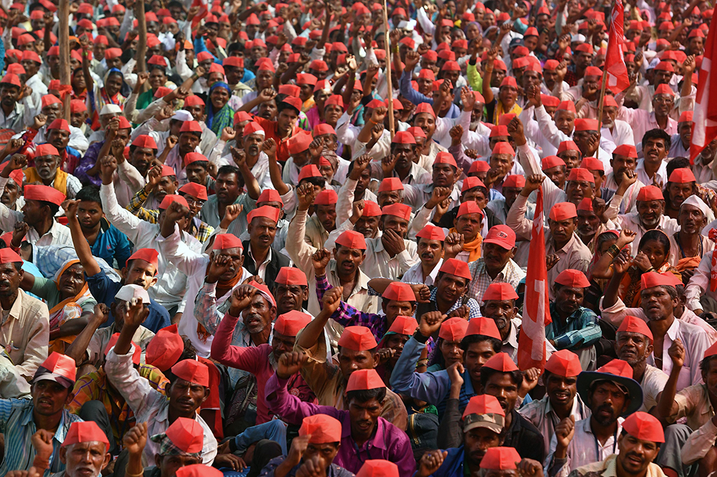 Dalam aksinya, para petani ini memakai peci merah dan melambaikan bendera merah partai komunis. Mereka juga meneriakkan tuntutan mereka seperti kenaikan harga pangan dan susu. 